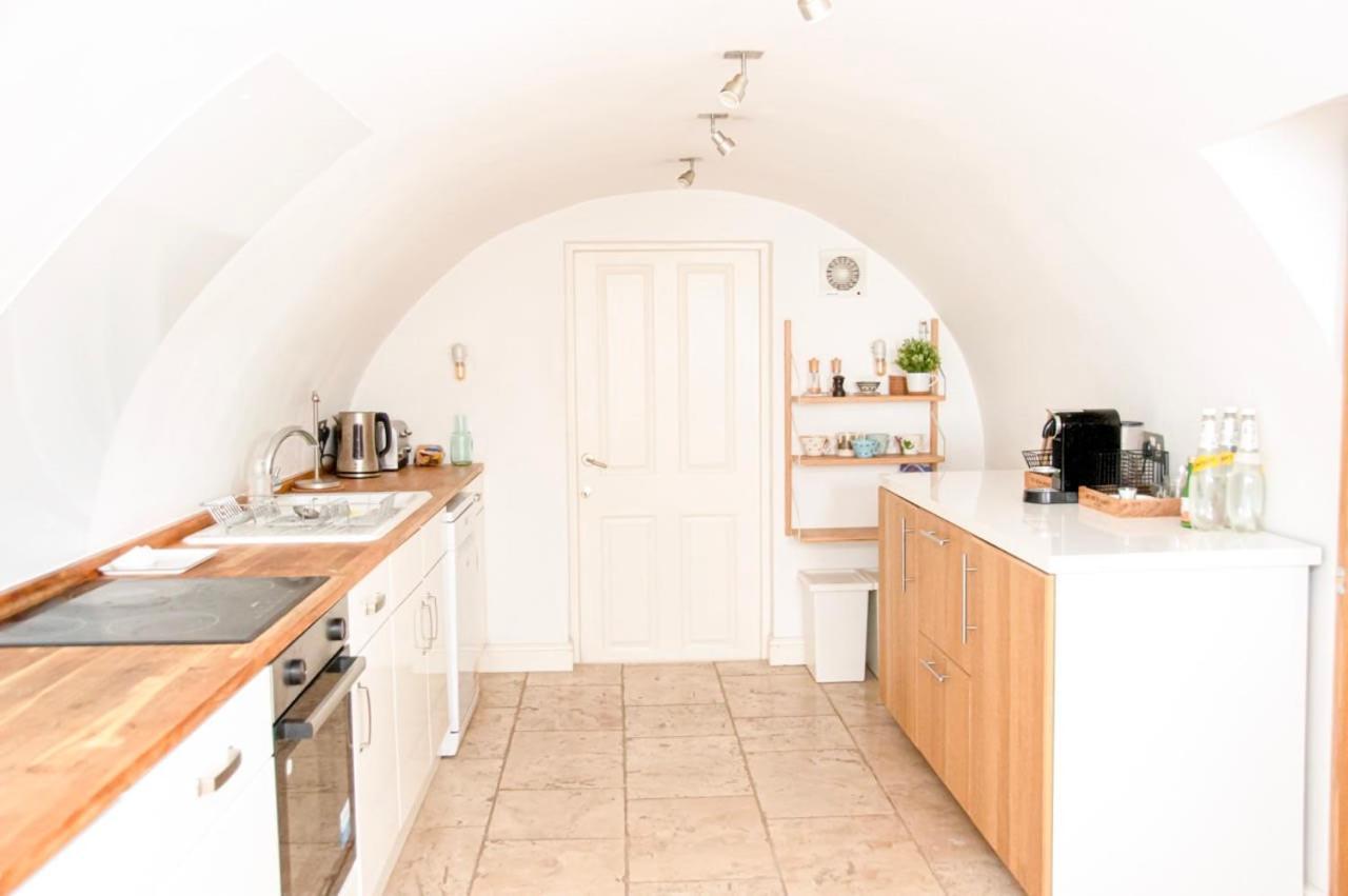 Incredible 3 Bed Basement Flat With Garden Leilighet Bath Eksteriør bilde